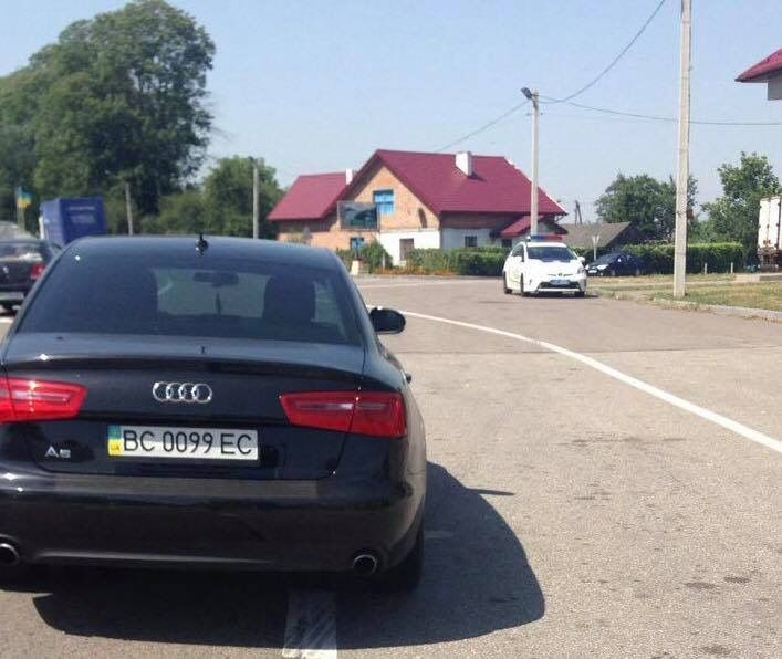 На Львівщині патрульні затримали п'яного нардепа на Audi: опубліковано фото