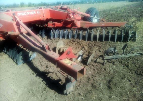На Донбассе трактор подорвался на мине: появились фото