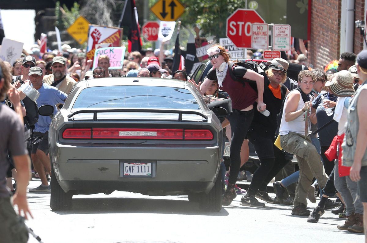 Объявлено ЧП: в США в толпу митингующих врезался автомобиль