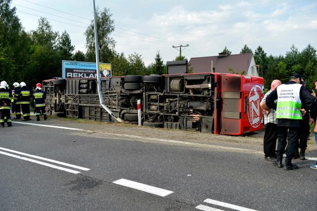 В Польше перевернулся туристический автобус, десятки пострадавших: фото масштабного ДТП