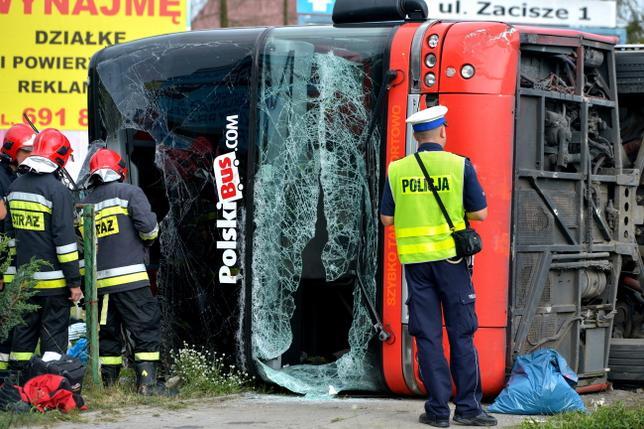 В Польше перевернулся туристический автобус, десятки пострадавших: фото масштабного ДТП