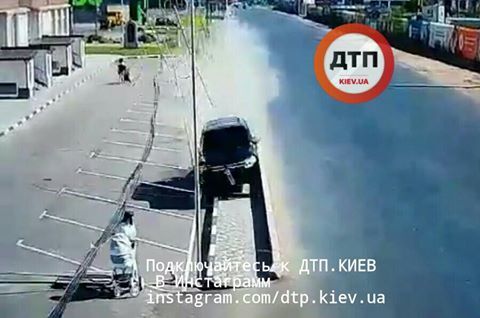 В метре от коляски с ребенком: на Киевщине водитель под наркотиками снес 30 метров ограждения