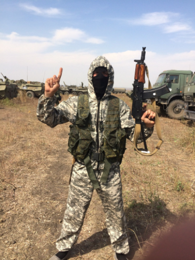 C флагами и в масках: в сети показали россиян, убивавших украинцев на Донбассе