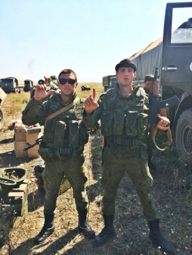C флагами и в масках: в сети показали россиян, убивавших украинцев на Донбассе