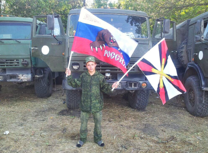Із прапорами і в масках: у мережі показали росіян, які вбивали українців на Донбасі