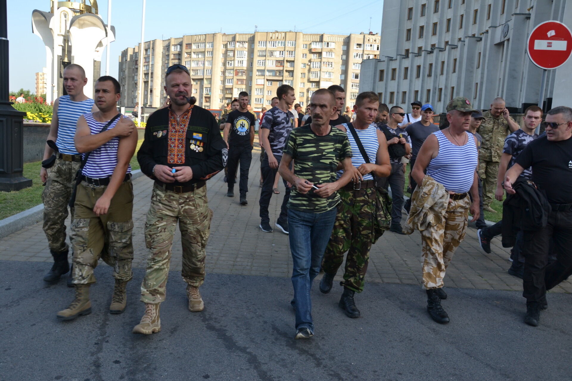 У Луцьку бійці АТО вийшли на протест проти свавілля УКРОПівських тітушок: з’явились фото