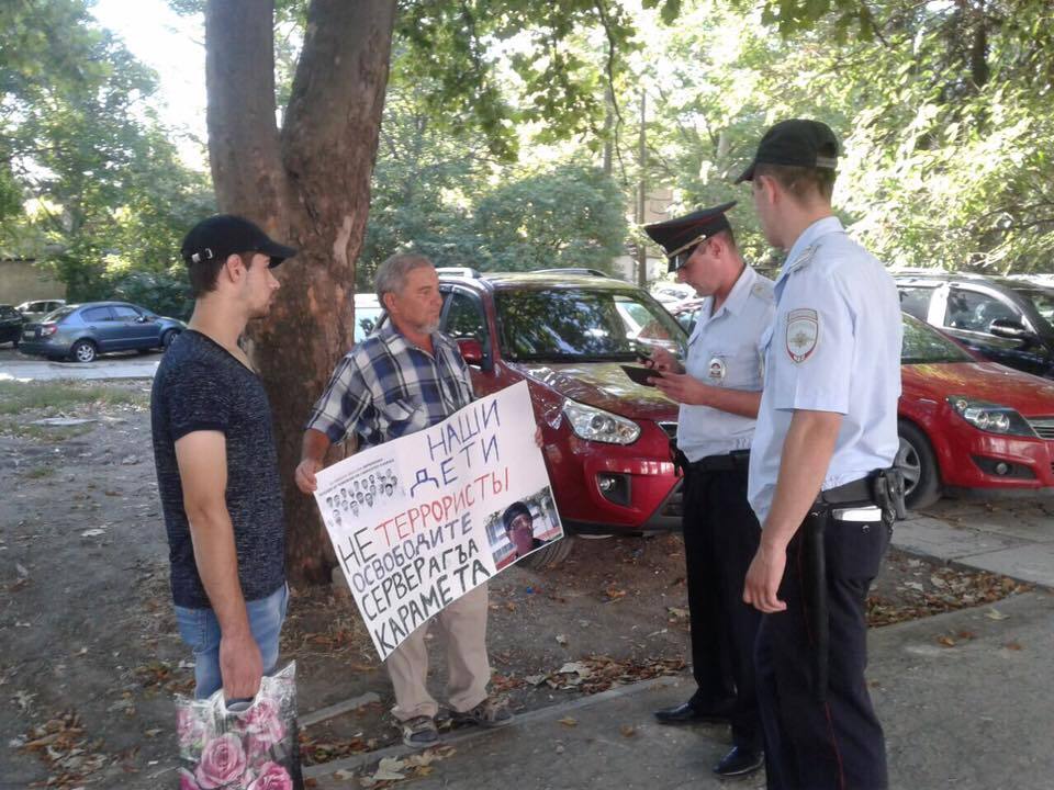 В Крыму оккупанты задержали пятерых пенсионеров за плакаты, адресованные Путину