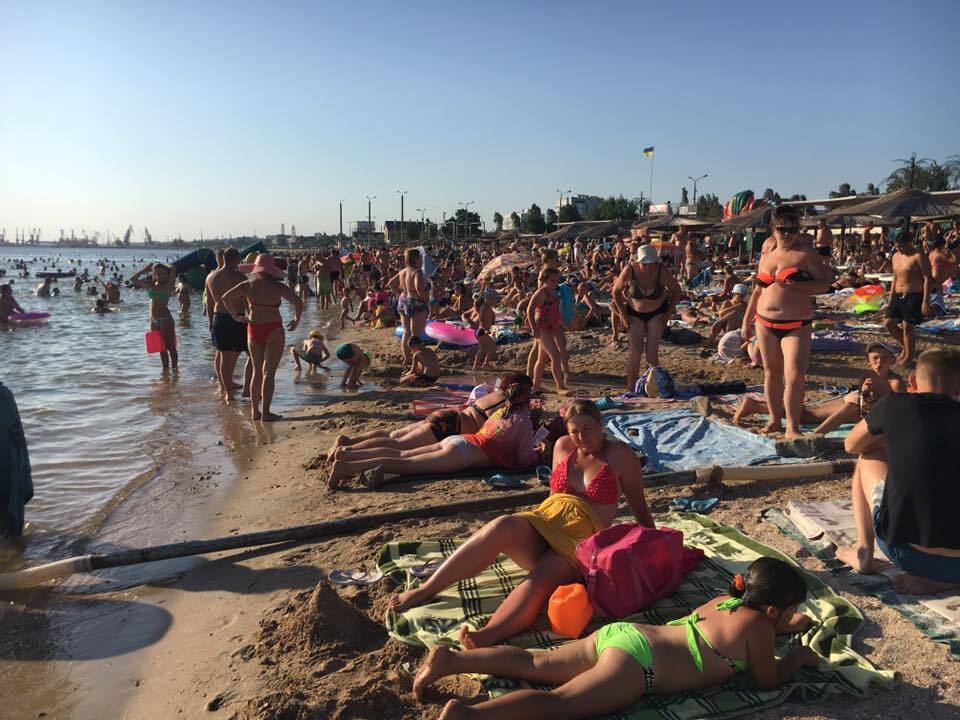 "Хочеться зарити голову в пісок": мережу вразила розповідь про відпочинок на курорті Азовського моря