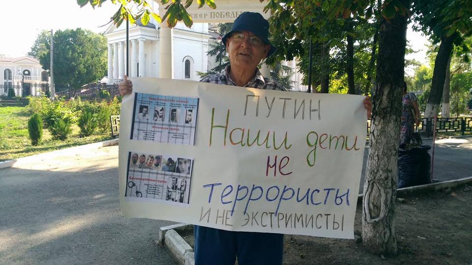 В Крыму оккупанты задержали пятерых пенсионеров за плакаты, адресованные Путину