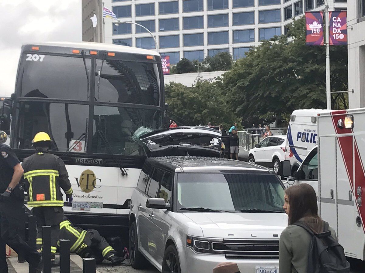 В Канаде туристический автобус въехал в толпу: есть пострадавшие