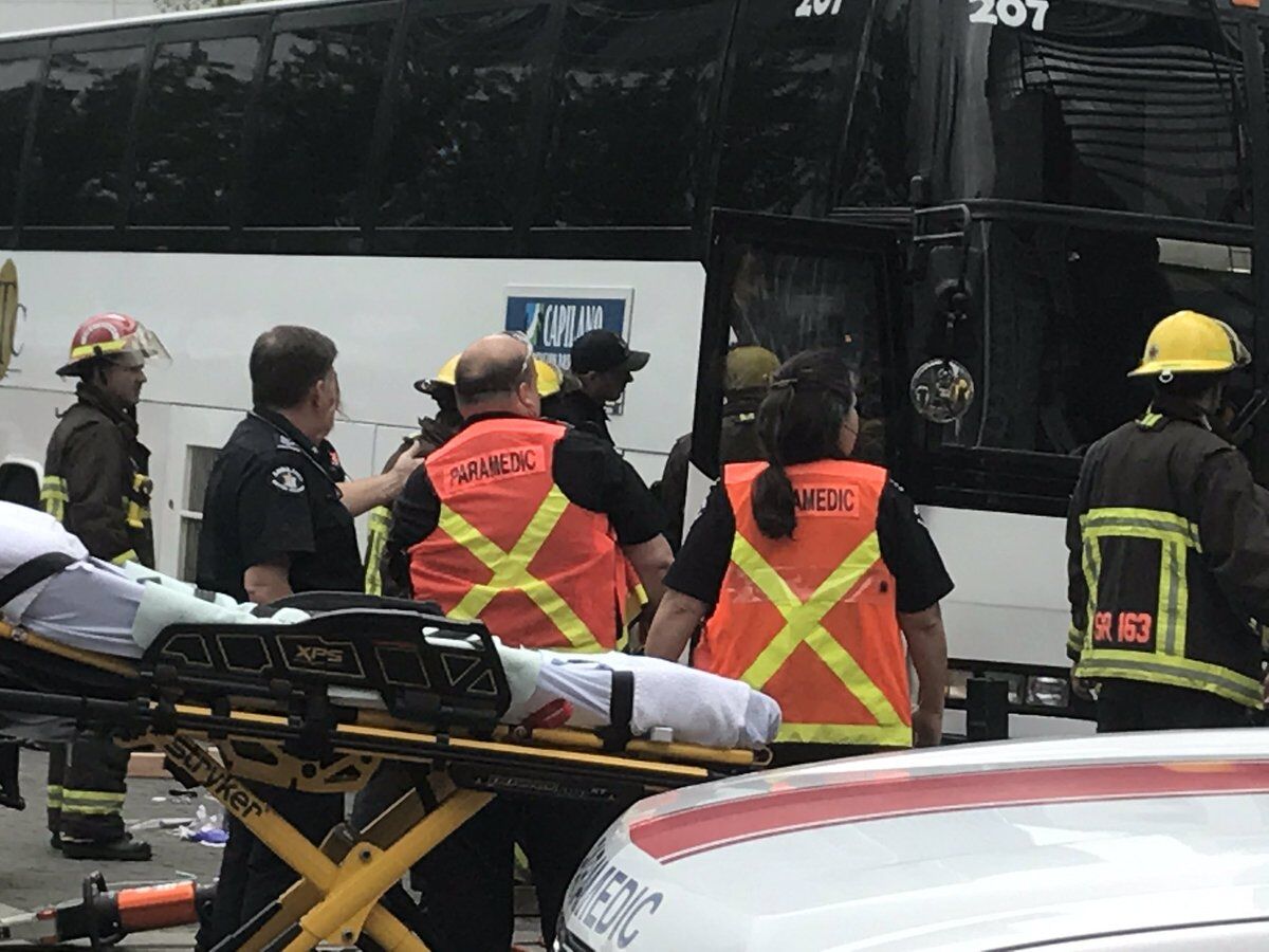В Канаде туристический автобус въехал в толпу: есть пострадавшие