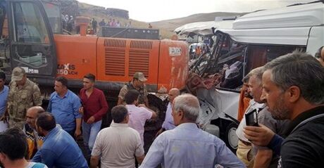 У Туреччині будівельний кран розчавив автобус із людьми: є загиблі