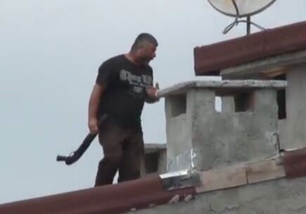 У Стамбулі чоловік з даху будинку з рушниці відкрив стрілянину по перехожих: опубліковано відео