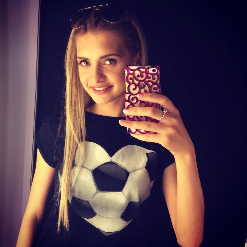 "Огромные "харизмы". Сестра украинского футболиста впечатлила сеть своей внешностью