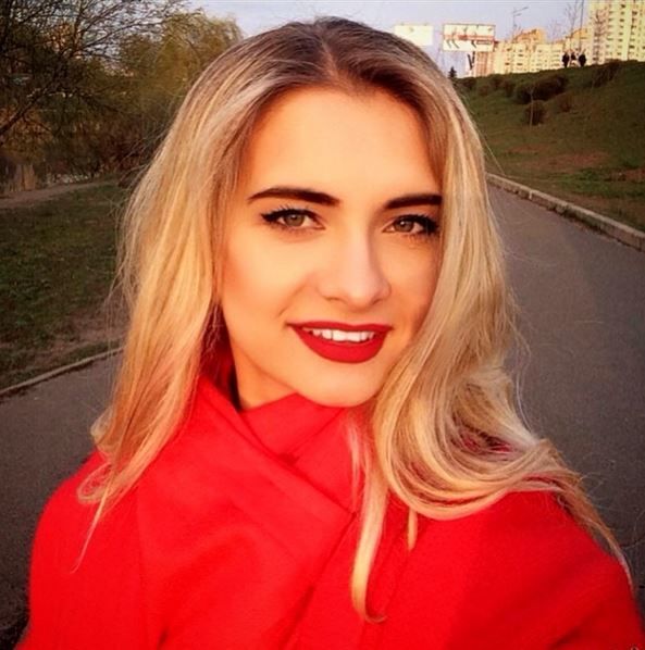 "Огромные "харизмы". Сестра украинского футболиста впечатлила сеть своей внешностью