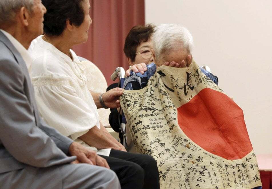 Через 73 года: ветеран Второй мировой войны вернул японский флаг семье погибшего противника