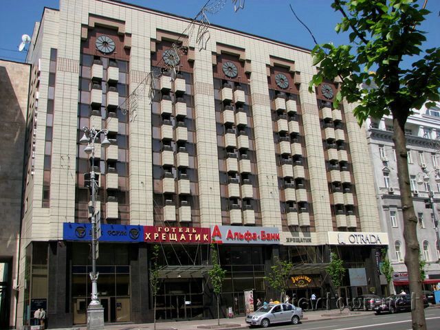 Требовал генконсула России: в центре Киева мужчина пытался прыгнуть из окна отеля