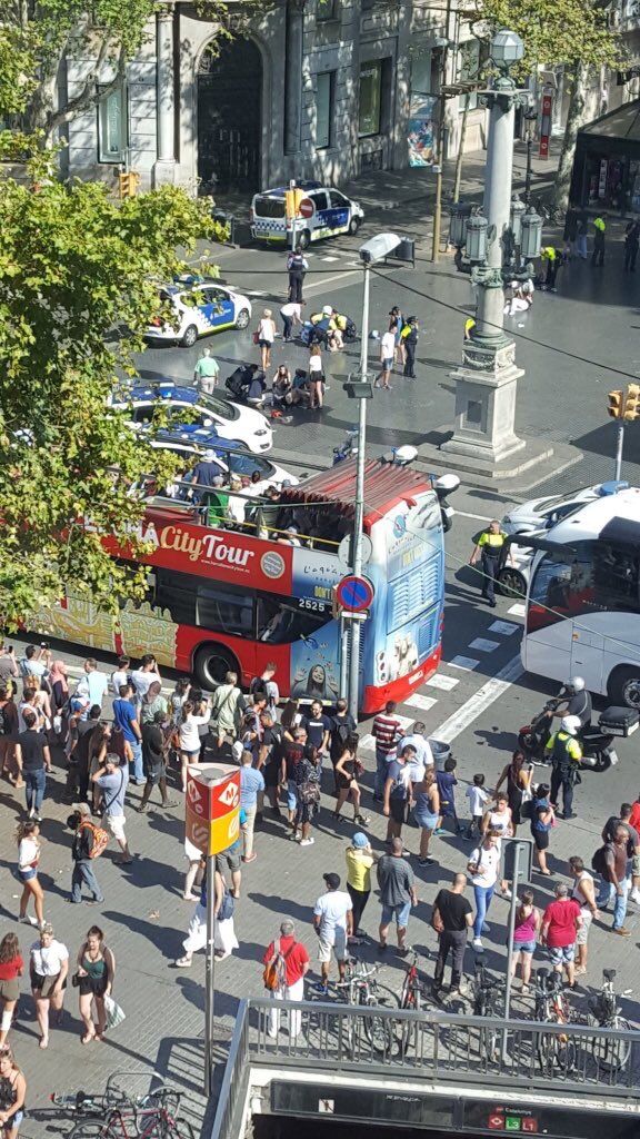 З'явилися перші фото з місця теракту в Барселоні