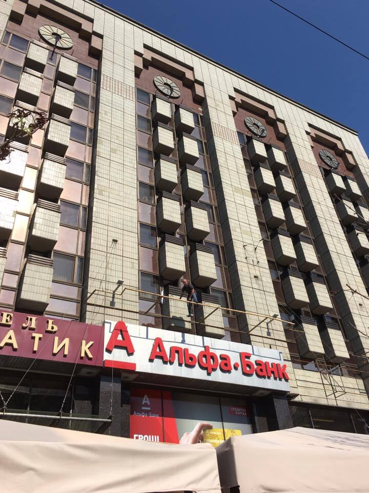 Вимагає генконсула Росії: в центрі Києва чоловік пригрозив стрибнути з вікна готелю