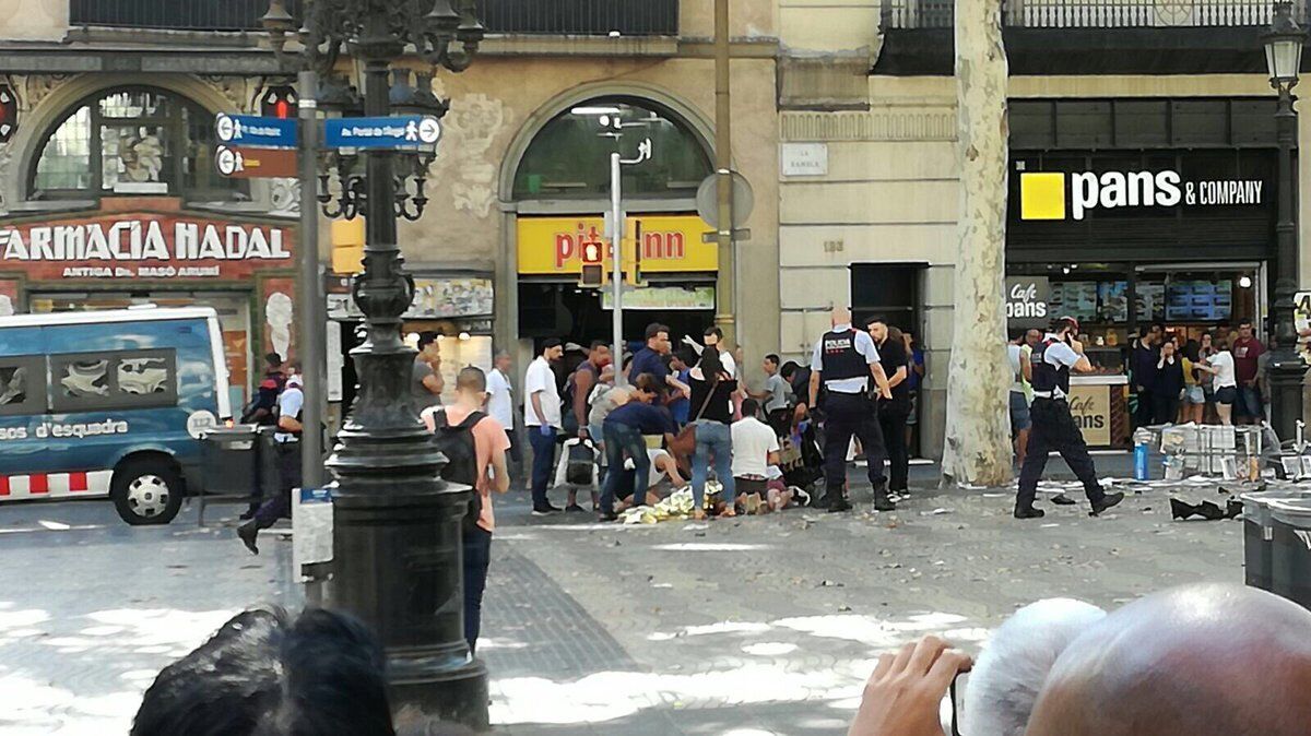 З'явилися перші фото з місця теракту в Барселоні