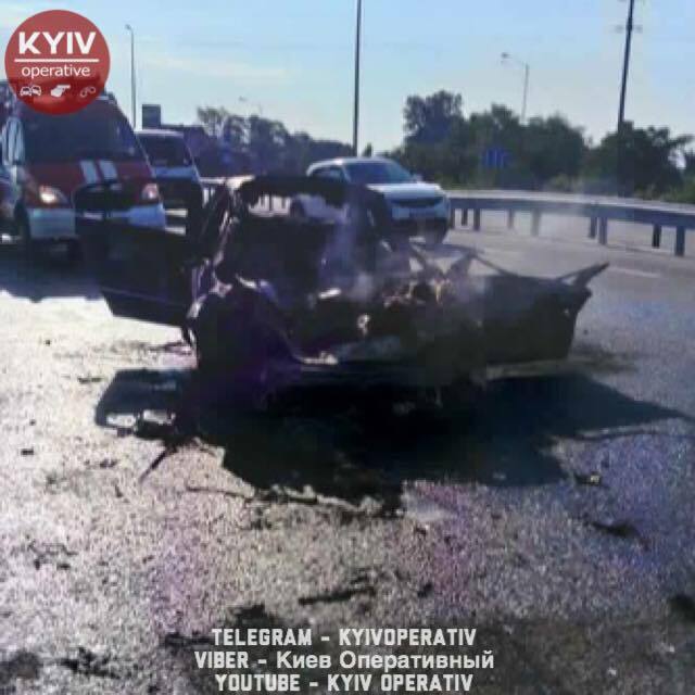 Пытались вытащить до последнего: под Киевом устроивший ДТП водитель сгорел заживо