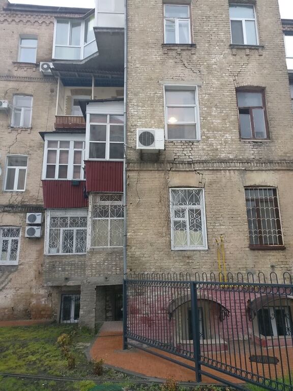 Уродуют Киев и рушат здания: как искоренить нелегальные балконы