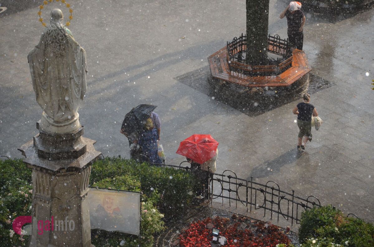 Ливень, ветер и град: во Львове бушевала непогода. Опубликованы фото и видео