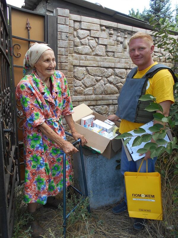 Найстарша жителька Пісок отримала допомогу від Гуманітарної штабу Ахметова