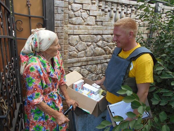 Старейшая жительница Песок получила помощь от Гуманитарного штаба Ахметова