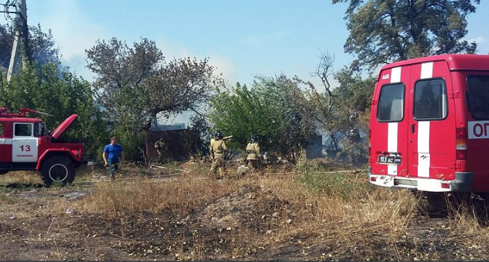 Под Донецком загорелось поле: огонь перекинулся на дома