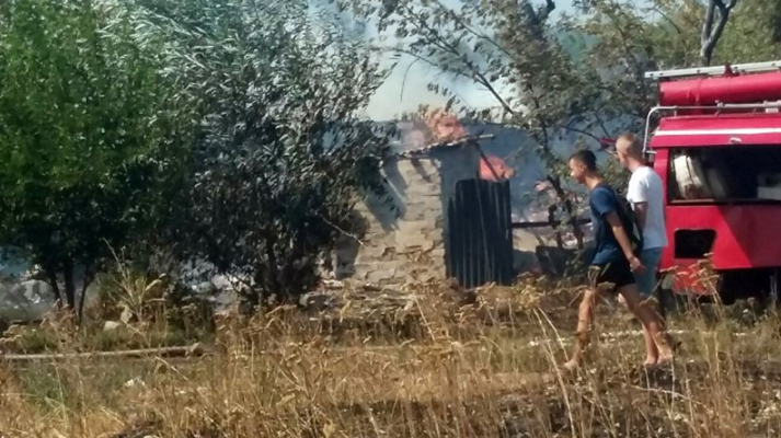Под Донецком загорелось поле: огонь перекинулся на дома