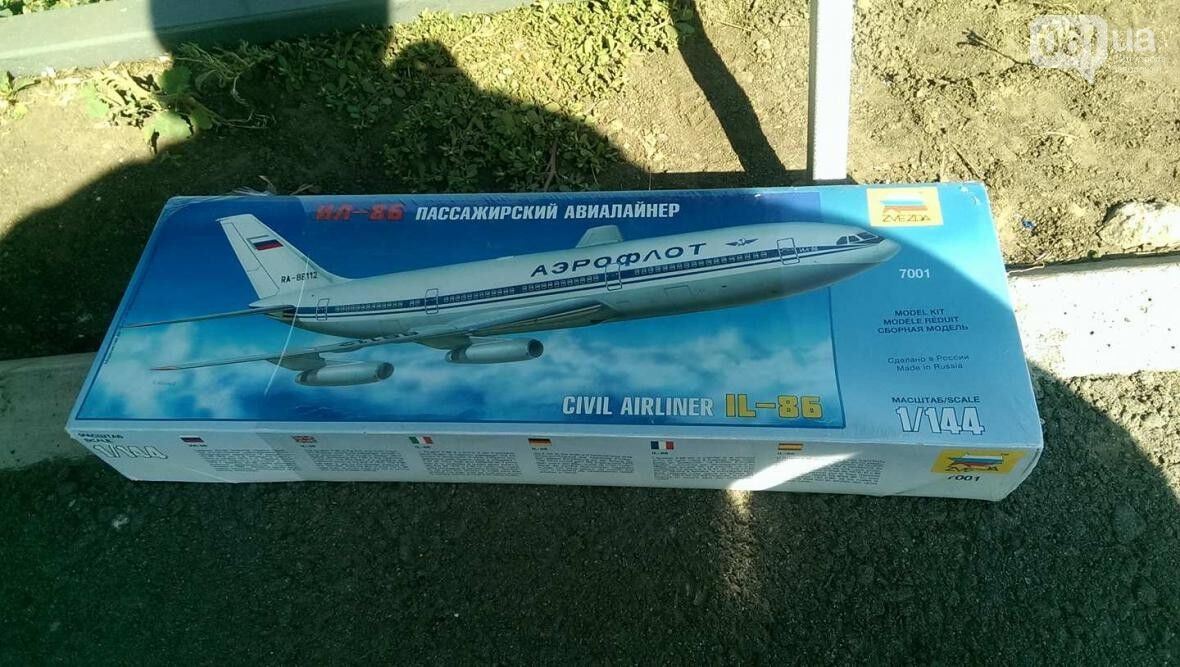 Модель самолета с российским флагом