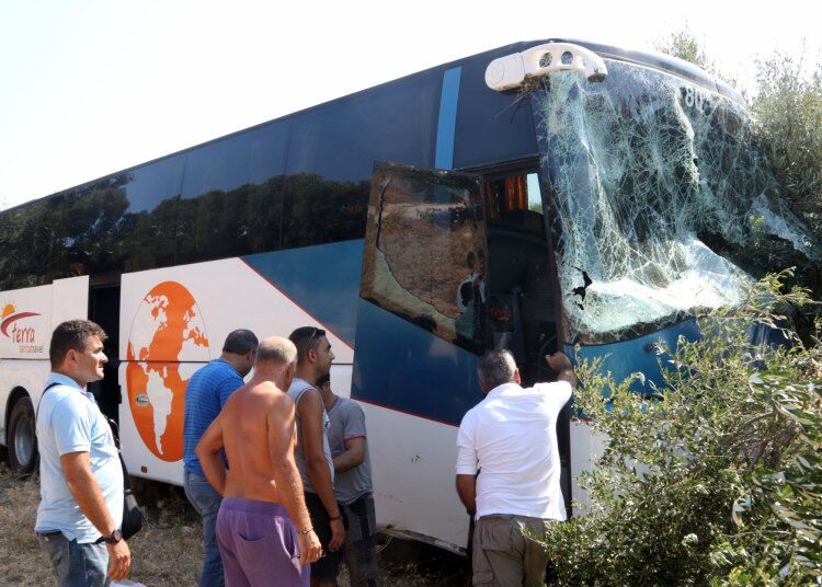 Смертельное ДТП в Греции: автобус с десятками туристов упал с моста