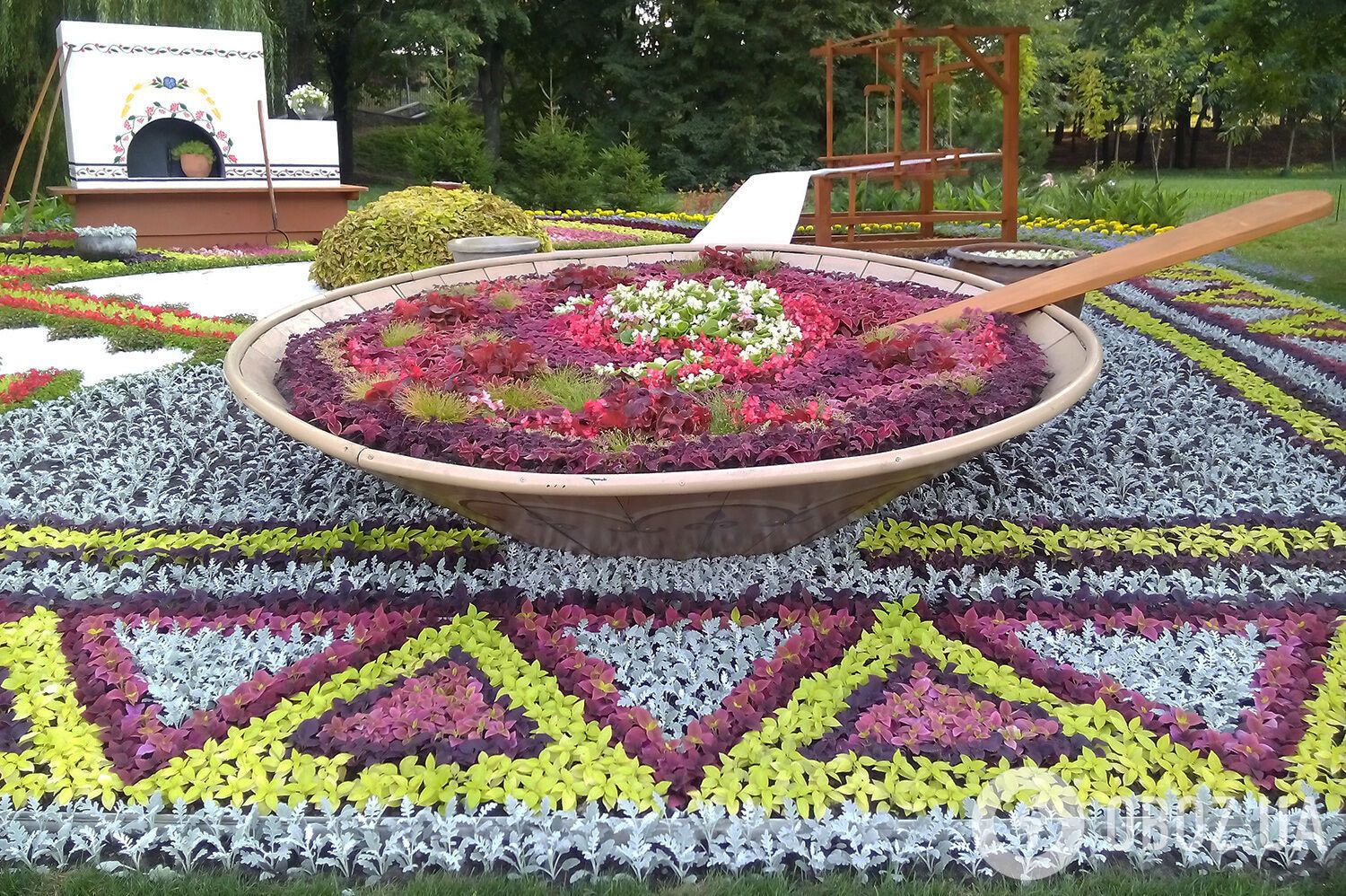 Выставка цветов в Киеве: тарелка борща и гигантские вареники