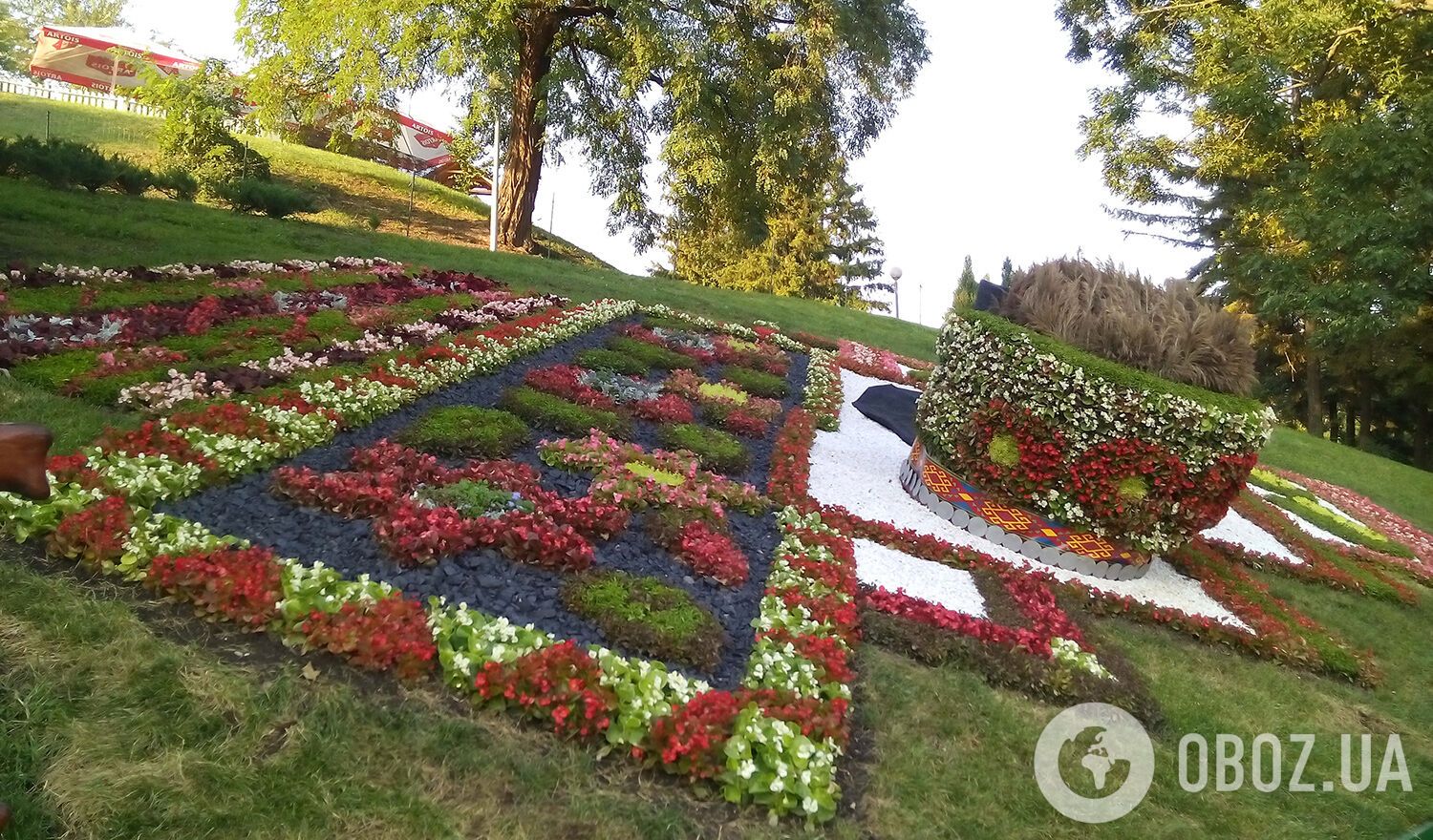 Виставка квітів у Києві: тарілка борщу і гігантські вареники