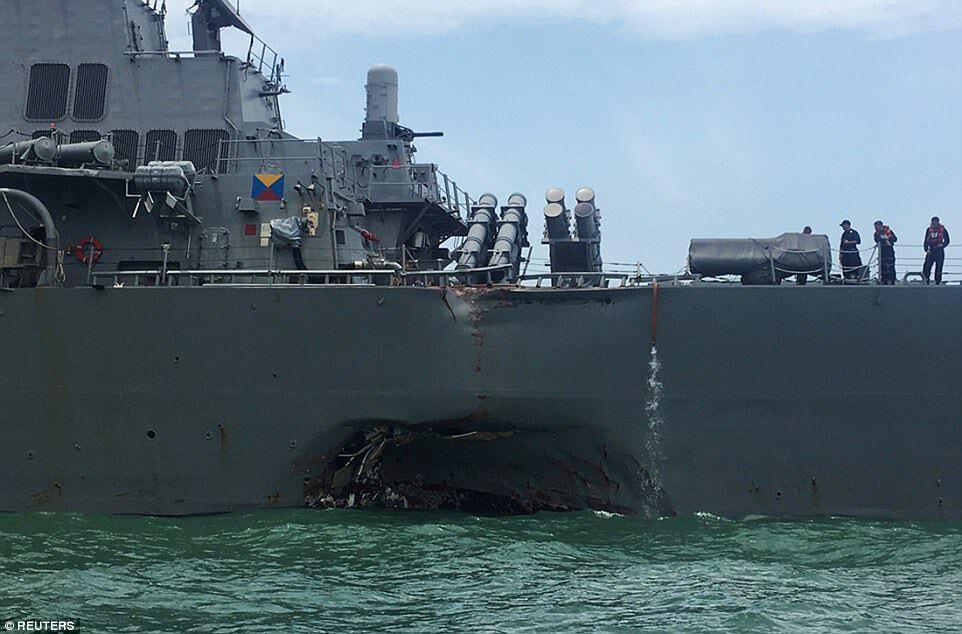 Зіткнення військового корабля США з танкером: з'явилися фото наслідків аварії