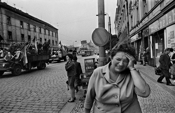 Вторгнення СРСР до Чехословаччини: у мережі згадали зухвалий репортаж сміливого фотографа
