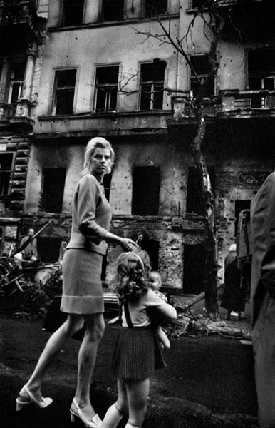 Вторгнення СРСР до Чехословаччини: у мережі згадали зухвалий репортаж сміливого фотографа