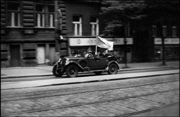 Вторжение СССР в Чехословакию: в сети вспомнили дерзкий репортаж смелого фотографа