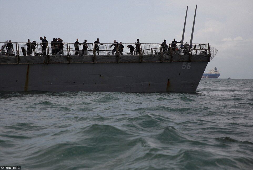Зіткнення військового корабля США з танкером: з'явилися фото наслідків аварії