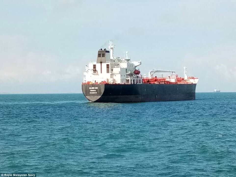 Столкновение военного корабля США с танкером: появились фото последствий аварии