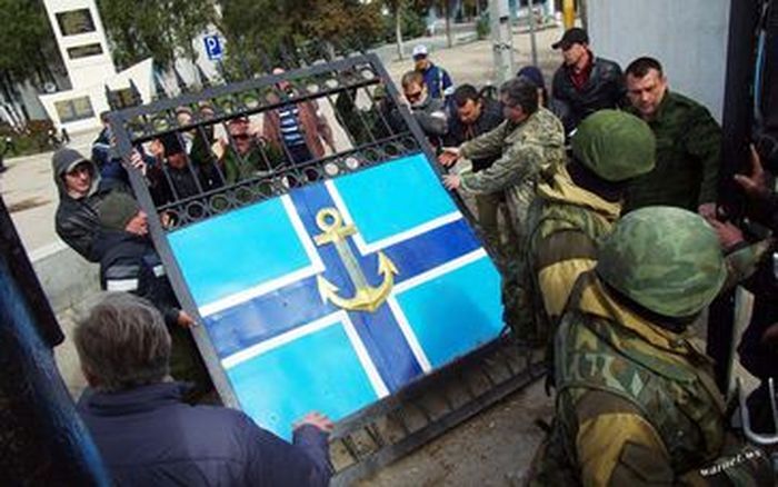 Захват штаба ВМС Украины, помещение взяла под контроль якобы "самооборона Севастополя", а на самом деле - российские морпехи. 19 марта 2014 года