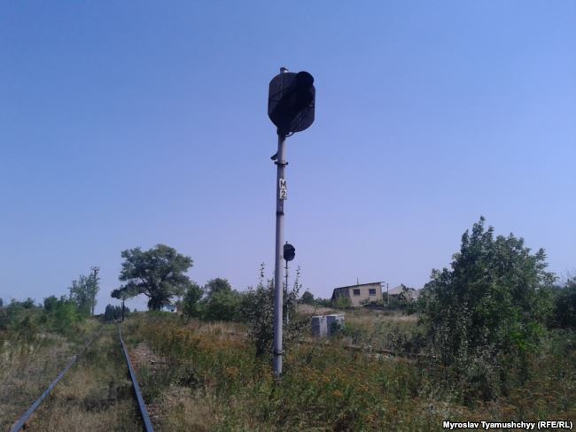 Залізнична станція Воскресенська із згаслими світлофорами, через яку поставляють антрацитове вугілля