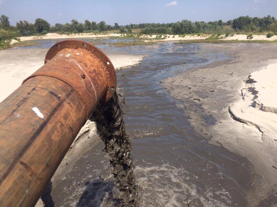 "Тысячи тонн ежедневно": журналист раскрыл масштабы нелегальной добычи песка под Киевом