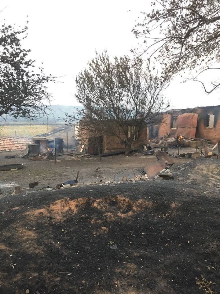 Люди вибігали, хто в чому був: на Донбасі майже повністю згоріло село