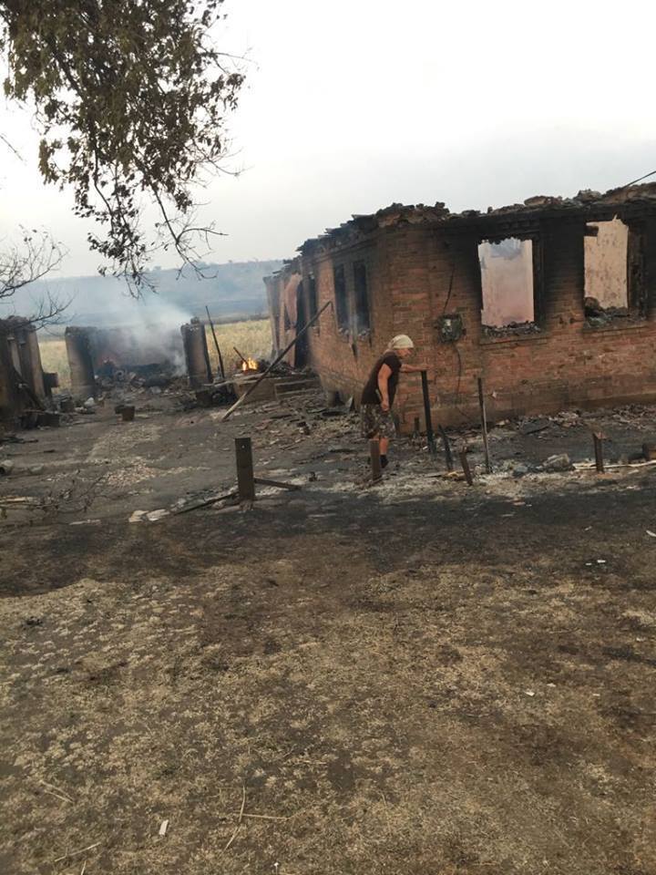 Люди выбегали, кто в чем был: на Донбассе почти полностью сгорело село