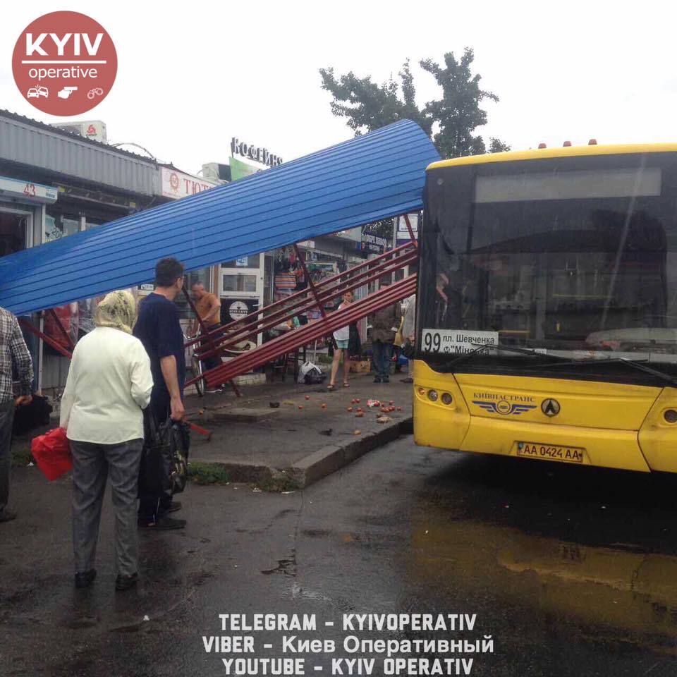 Людей разбросало по асфальту: в Киеве водитель автобуса протаранил остановку и сбежал