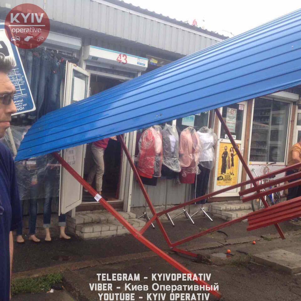Людей розкидало по асфальту: в Києві водій автобуса протаранив зупинку і втік
