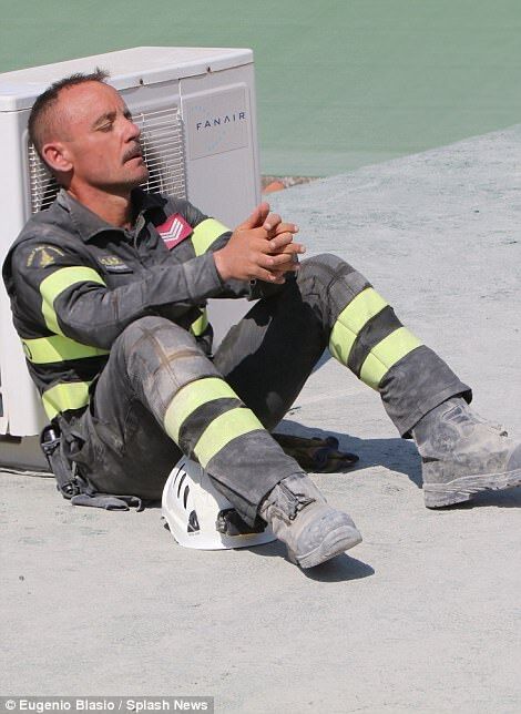 Отец всю ночь рыл голыми руками: видео спасения трех детей из-под завалов в Италии тронуло мир