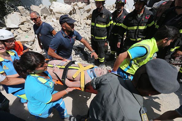 Отец всю ночь рыл голыми руками: видео спасения трех детей из-под завалов в Италии тронуло мир